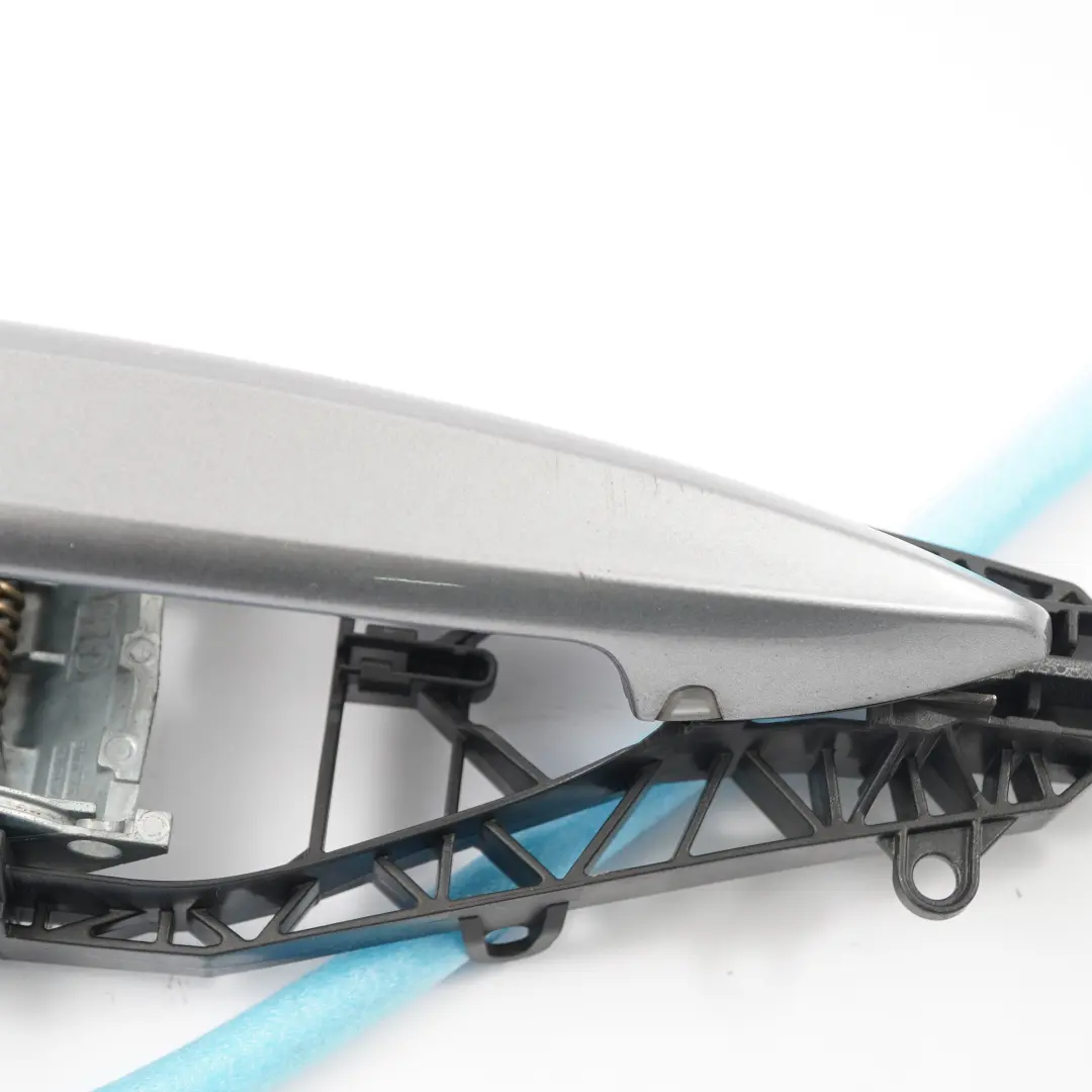 manija de la puerta trasera derecha fuera espacio agarre gris - A52 para BMW X5 F15 con número de pieza 7328103 BMW X5 F15 manija de la puerta trasera derecha fuera espacio agarre gris - A52 - SKU 7328103-SCG - Número de pieza 7328103
