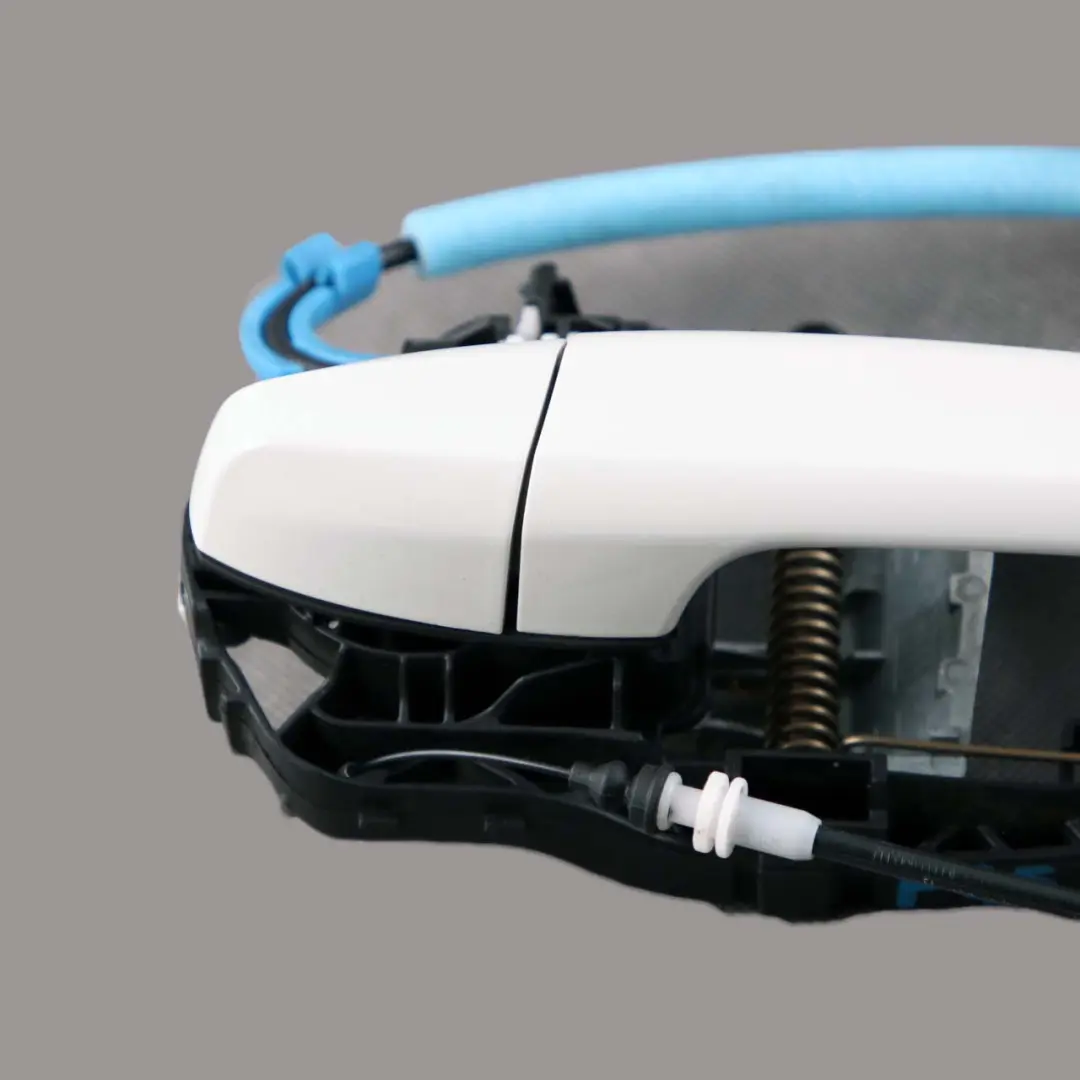 exterior manija puerta trasera izquierda Alpinweiss Alpine White 300 para BMW 2 F45 con número de pieza 7331289 BMW 2 F45 exterior manija puerta trasera izquierda Alpinweiss Alpine White 300 - SKU 7331289-AW1 - Número de pieza 7331289