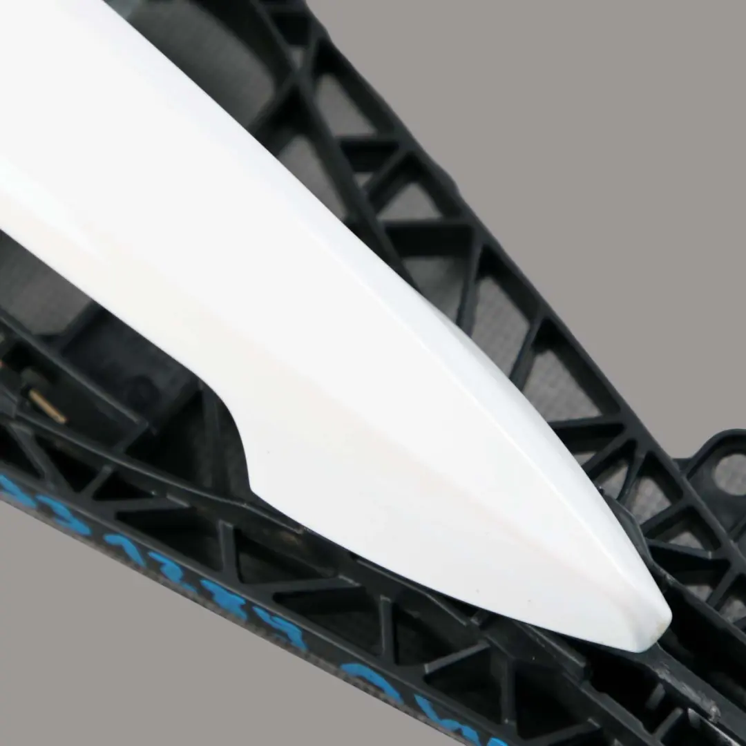 exterior manija puerta trasera izquierda Alpinweiss Alpine White 300 para BMW 2 F45 con número de pieza 7331289 BMW 2 F45 exterior manija puerta trasera izquierda Alpinweiss Alpine White 300 - SKU 7331289-AW1 - Número de pieza 7331289