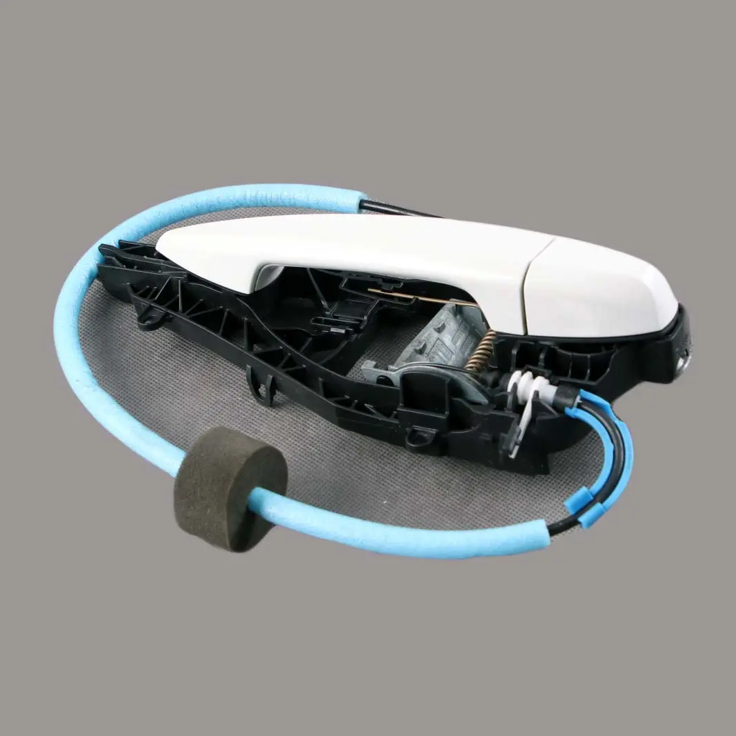 exterior manija puerta trasera izquierda Alpinweiss Alpine White 300 para BMW 2 F45 con número de pieza 7331289 BMW 2 F45 exterior manija puerta trasera izquierda Alpinweiss Alpine White 300 - SKU 7331289-AW1 - Número de pieza 7331289