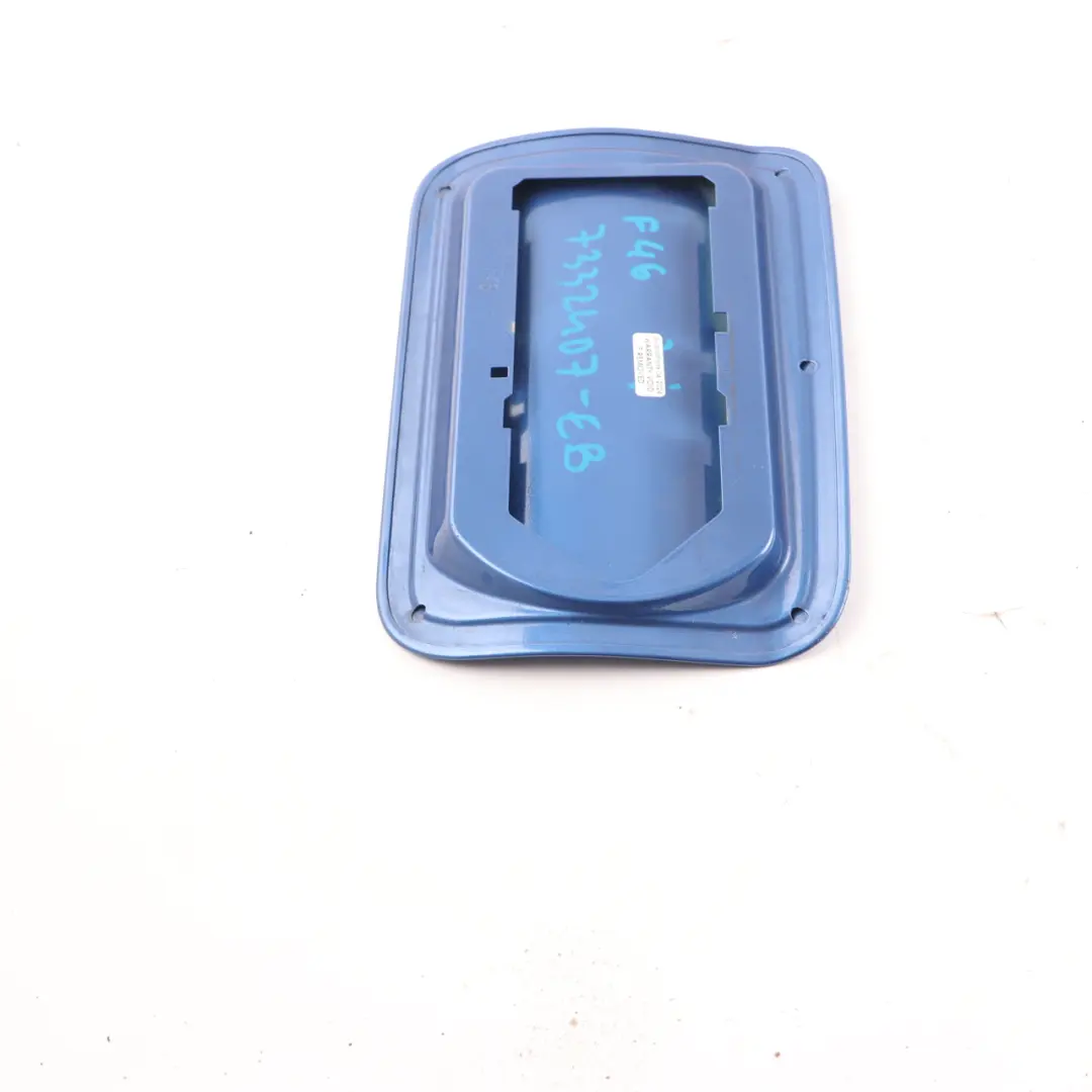 Tapa Combustible Azul Estorilblau Metallic B45 para BMW F46 con número de pieza 7332407 BMW F46 Tapa Combustible Azul Estorilblau Metallic B45 - SKU 7332407-EB - Número de pieza 7332407