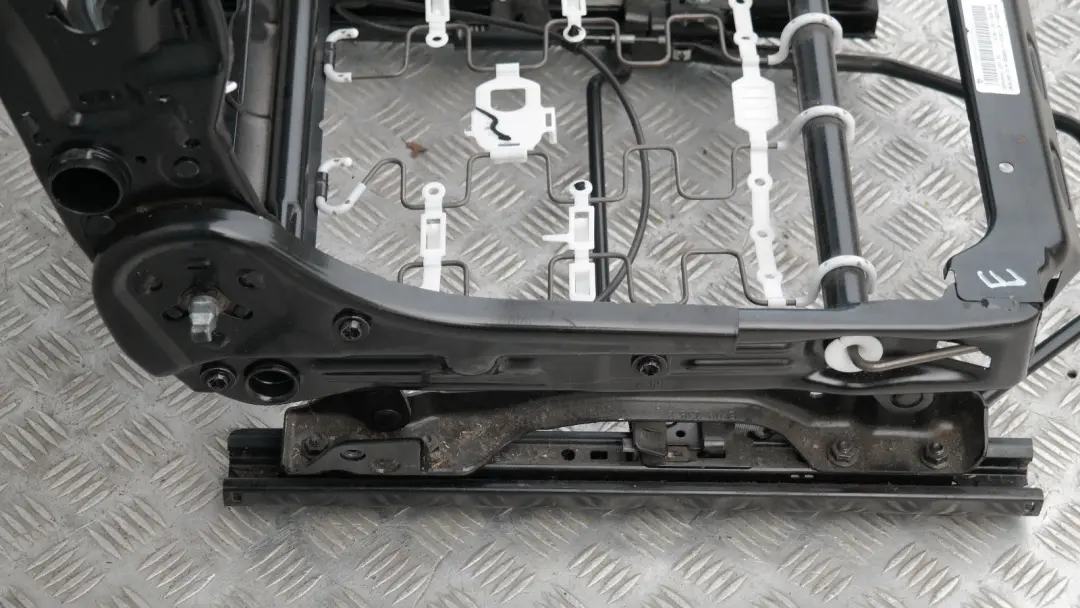 Cadre avec Mecanisme de Siege Gauche pour Mini R55 R56 R57 à propos du numéro de pièce 7335409 Mini R55 R56 R57 Cadre avec Mecanisme de Siege Gauche - SKU 7335409 - Numéro de pièce 7335409