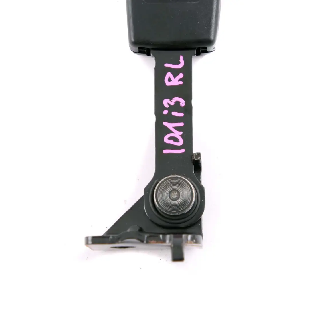 Hebilla del tensor inferior del cinturón seguridad trasero izquierdo para BMW i3 I01 con número de pieza 7347725 BMW i3 I01 Hebilla del tensor inferior del cinturón seguridad trasero izquierdo - SKU 7347725 - Número de pieza 7347725