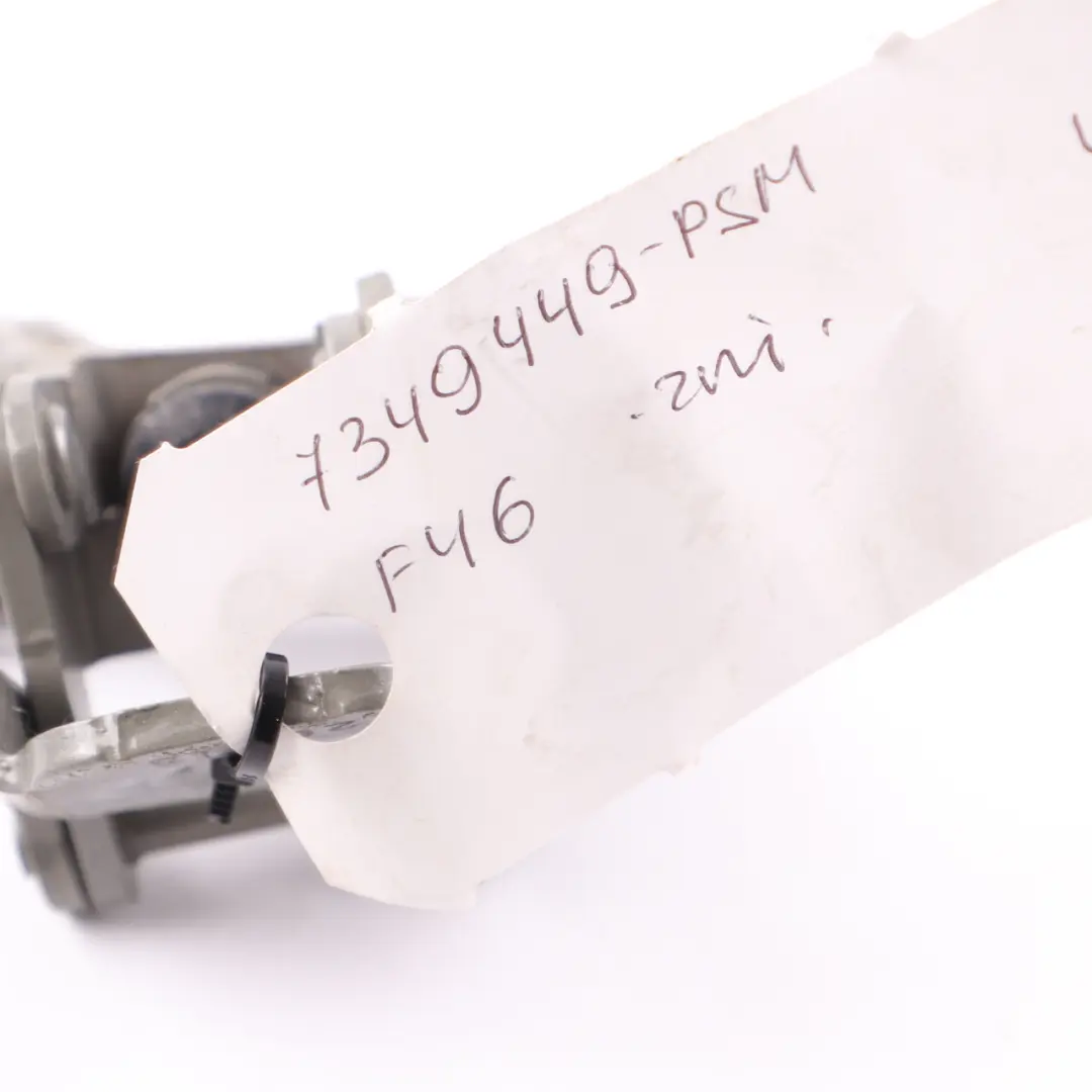 Cerniera Portellone Sinistra Argento Platinum Metallizzato C08 per BMW F46 con numero di parte 7349449 BMW F46 Cerniera Portellone Sinistra Argento Platinum Metallizzato C08 - SKU 7349449-PSM - Numero di parte 7349449