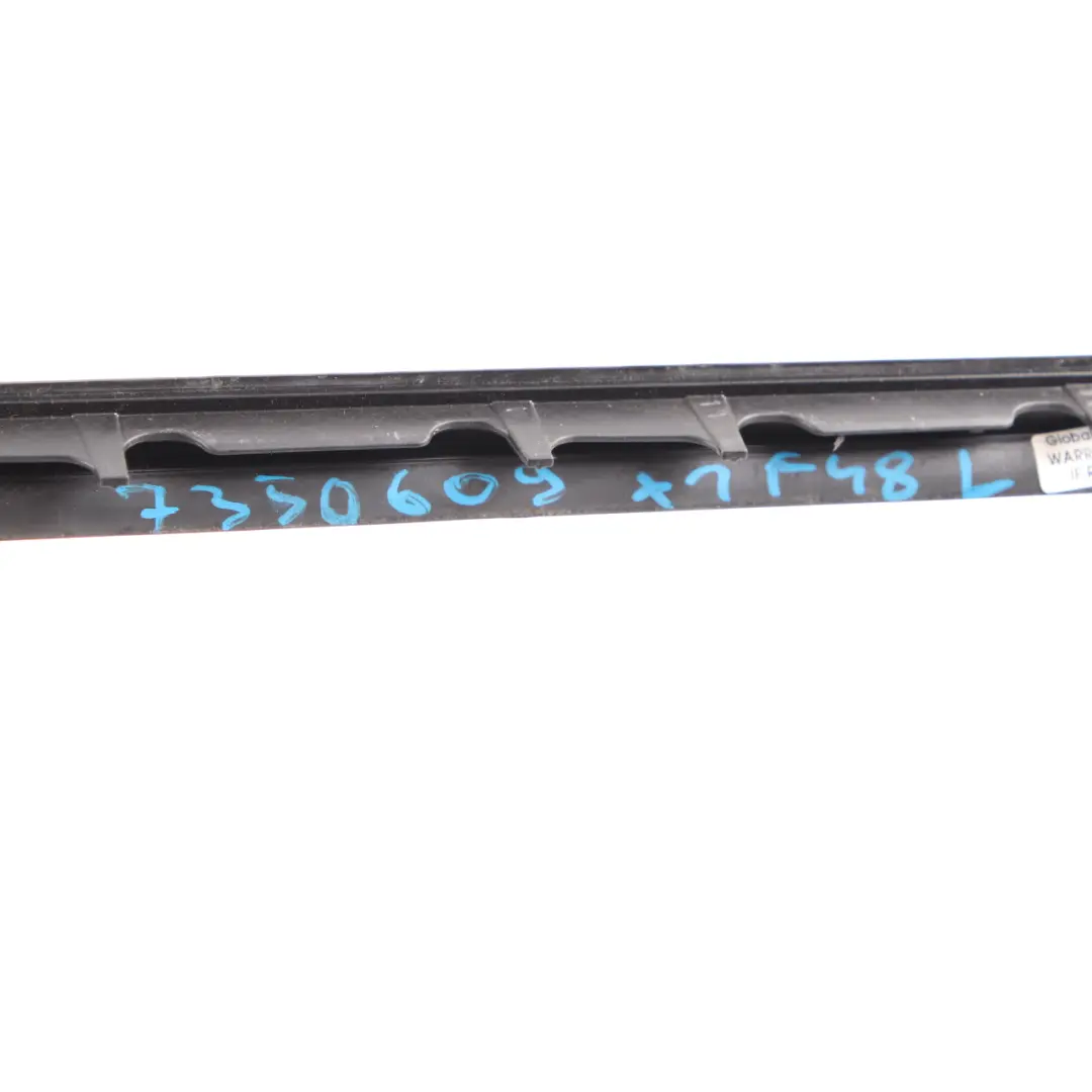 Windschutzscheiben-Abdeckleiste links Spacegrau Grau Metallic - A52 für BMW X3 E83 mit Teilenummer 7350609 BMW X3 E83 Windschutzscheiben-Abdeckleiste links Spacegrau Grau Metallic - A52 - SKU 7350609 - Teilenummer 7350609