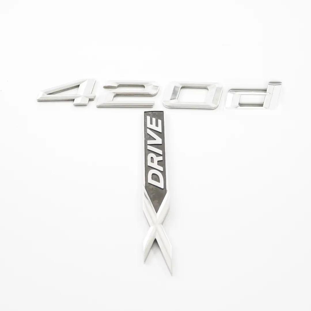 Emblema Lettering posteriore aderente xDrive 420d per BMW F32 F36 con numero di parte 7356330 BMW F32 F36 Emblema Lettering posteriore aderente xDrive 420d - SKU 7356330 - Numero di parte 7356330