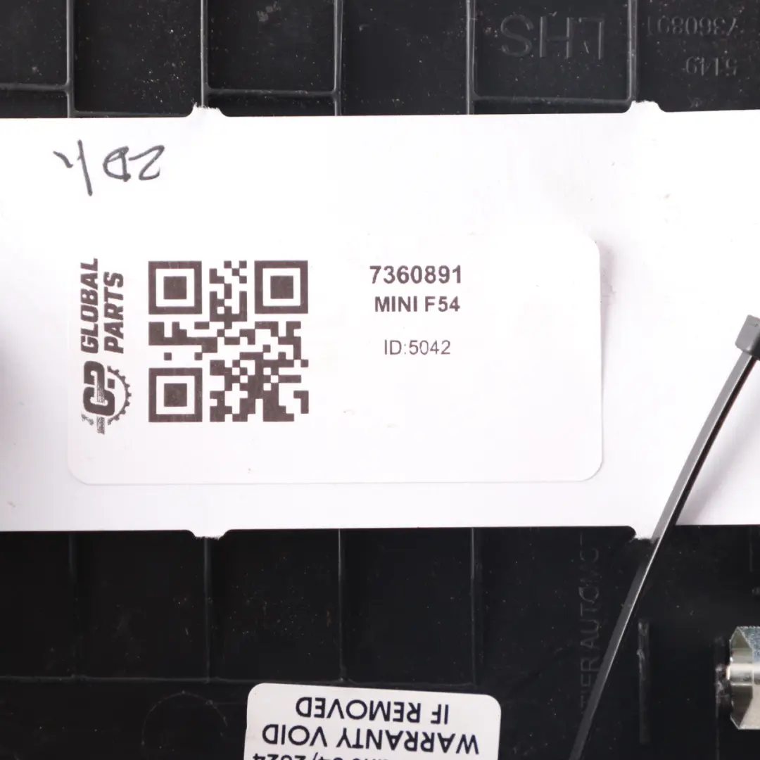 Zaślepka Osłona Drzwi Bagażnika Lewa Czarna do Mini F54 Clubman o numerze 7360891 Mini F54 Clubman Zaślepka Osłona Drzwi Bagażnika Lewa Czarna - SKU 7360891 - Numer Części 7360891