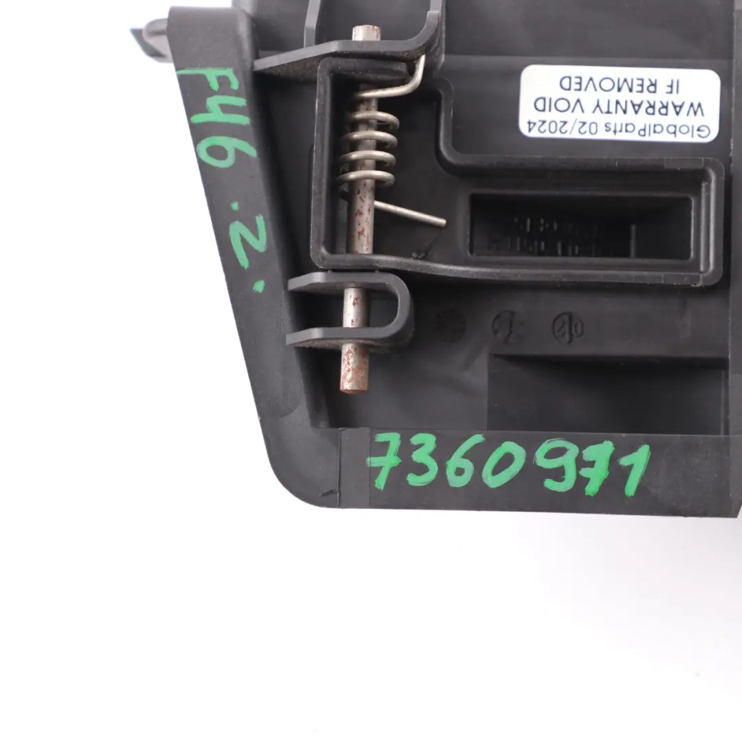 Montaggio BMW F46 Tenda rullo bagagliaio sinistra Supporto staffa Nero per con numero di parte 7360971 Montaggio BMW F46 Tenda rullo bagagliaio sinistra Supporto staffa Nero - SKU 7360971 - Numero di parte 7360971