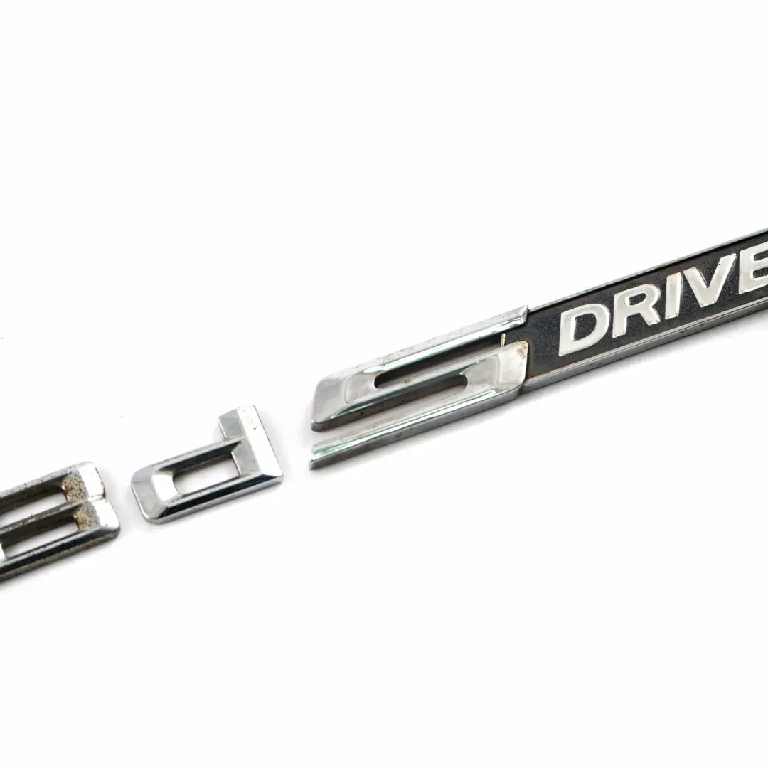 Emblema Badge Lettering SDrive 18d Logo Trim per BMW X1 E84 con numero di parte 7362541 BMW X1 E84 Emblema Badge Lettering SDrive 18d Logo Trim - SKU 7362541 - Numero di parte 7362541
