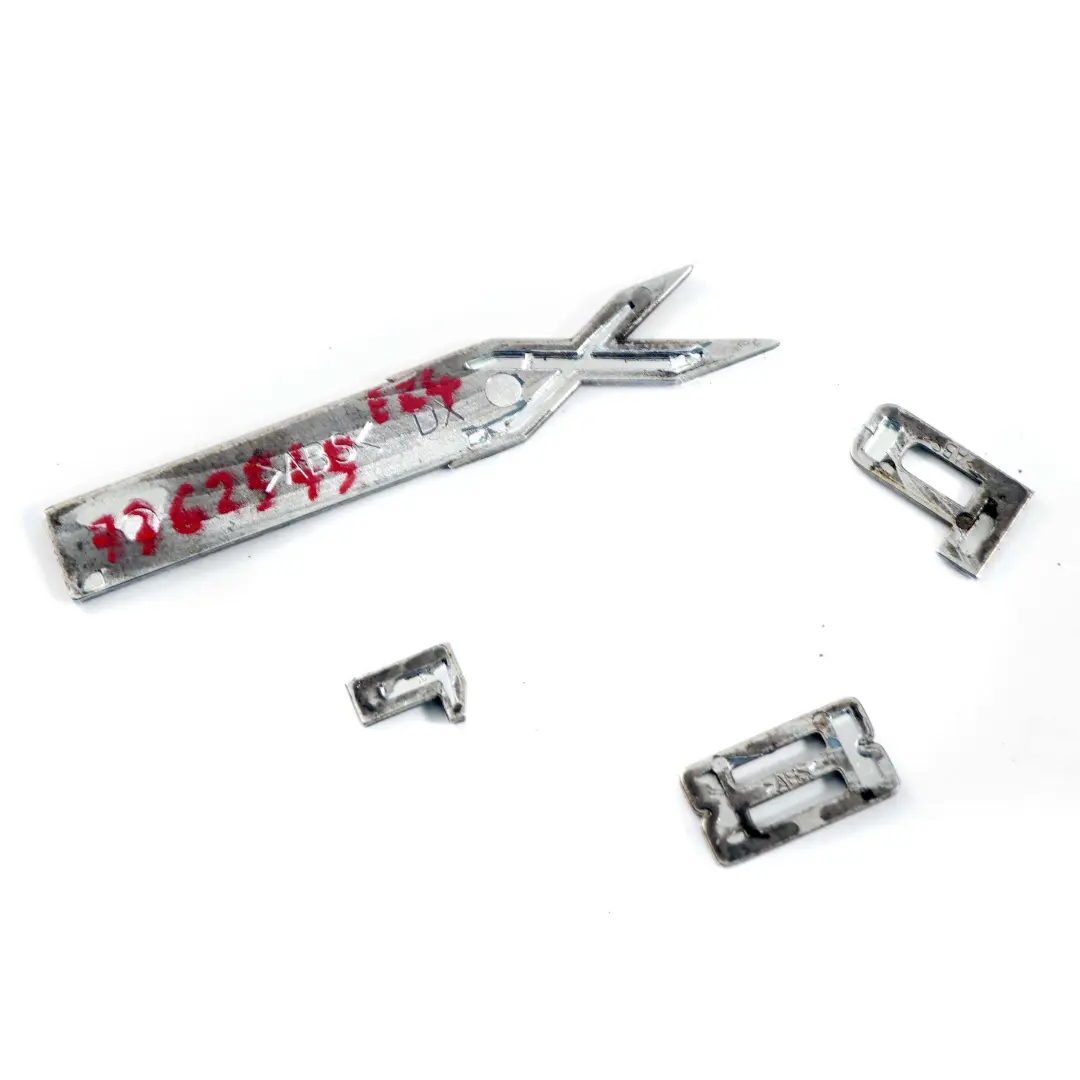 Lettering Xdrive 18D Emblema Badge Logo Trim per BMW X1 E84 con numero di parte 7362545 BMW X1 E84 Lettering Xdrive 18D Emblema Badge Logo Trim - SKU 7362545 - Numero di parte 7362545