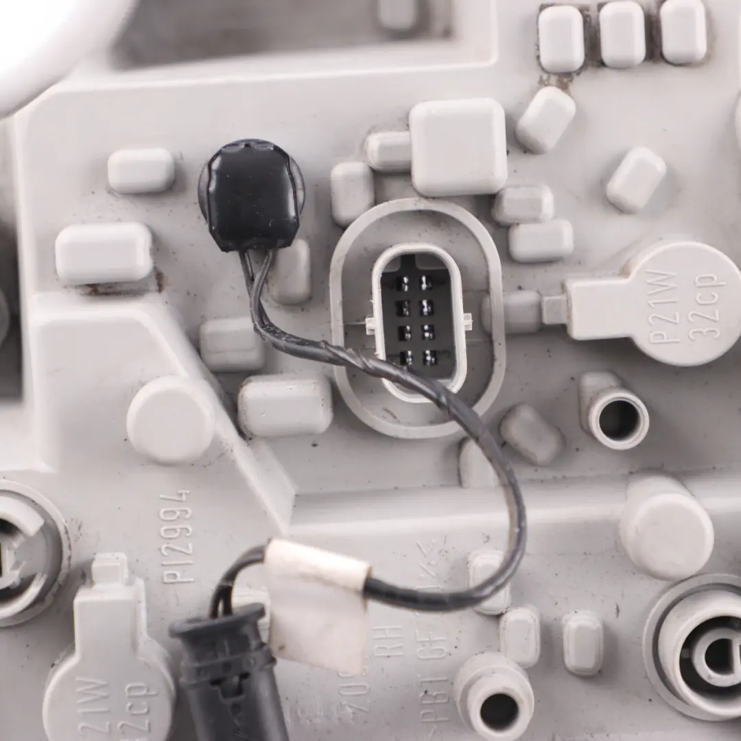 Side Panel Light Lamp Carrier Bulb Holder Socket Rear Right O/S to BMW F22 F23 with Part number 7370292 BMW F22 F23 Side Panel Light Lamp Carrier Bulb Holder Socket Rear Right O/S - SKU 7370292-1 - Part number 7370292