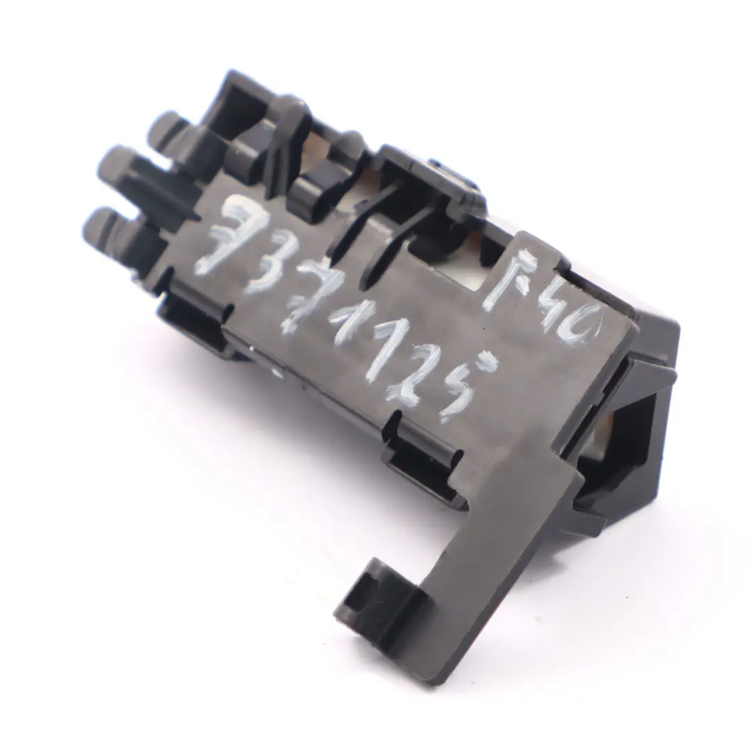 Lampka Fotela Przedniego Przstrzeni Na Nogi Uchwyt do BMW F40 F46 F48 o numerze 7371125 BMW F40 F46 F48 Lampka Fotela Przedniego Przstrzeni Na Nogi Uchwyt - SKU 7371125 - Numer Części 7371125