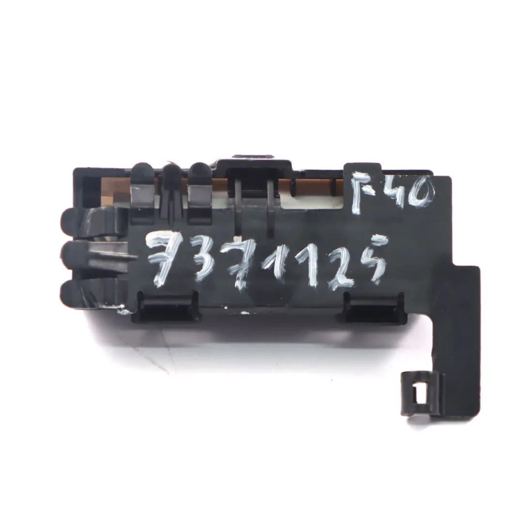 Lampka Fotela Przedniego Przstrzeni Na Nogi Uchwyt do BMW F40 F46 F48 o numerze 7371125 BMW F40 F46 F48 Lampka Fotela Przedniego Przstrzeni Na Nogi Uchwyt - SKU 7371125 - Numer Części 7371125