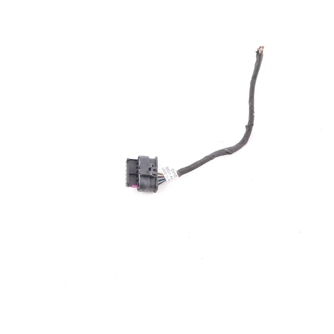 BMW F31 LCI Feu arrière Feu Latéral Panneau Droit Prise de Courant 1-2141397-1 - SKU 7372210-3 - Numéro de pièce 7372210