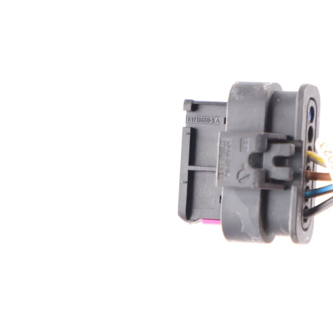 Fanale Posteriore Pannelo Laterale Destro Presa Corrente 1-2141397-1 per BMW F31 LCI con numero di parte 7372210 BMW F31 LCI Fanale Posteriore Pannelo Laterale Destro Presa Corrente 1-2141397-1 - SKU 7372210-3 - Numero di parte 7372210