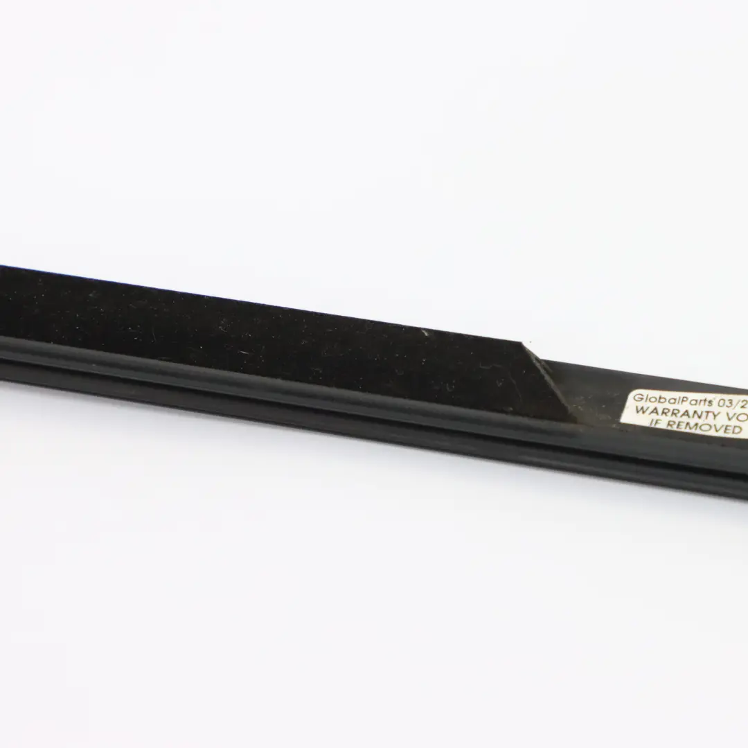 Kanalabdeckung Fensterleiste vorne links Tür Schwarz Hochglanz für BMW F46 mit Teilenummer 7375171 BMW F46 Kanalabdeckung Fensterleiste vorne links Tür Schwarz Hochglanz - SKU 7375171 - Teilenummer 7375171