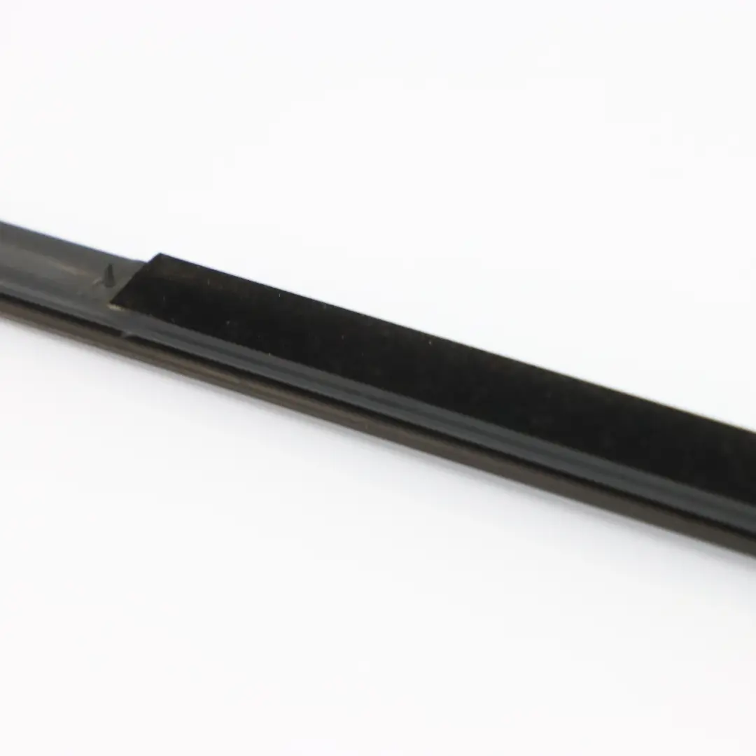 Couvre-chaîne Fenêtre Avant Porte Gauche Noir pour BMW F46 à propos du numéro de pièce 7375171 BMW F46 Couvre-chaîne Fenêtre Avant Porte Gauche Noir - SKU 7375171 - Numéro de pièce 7375171