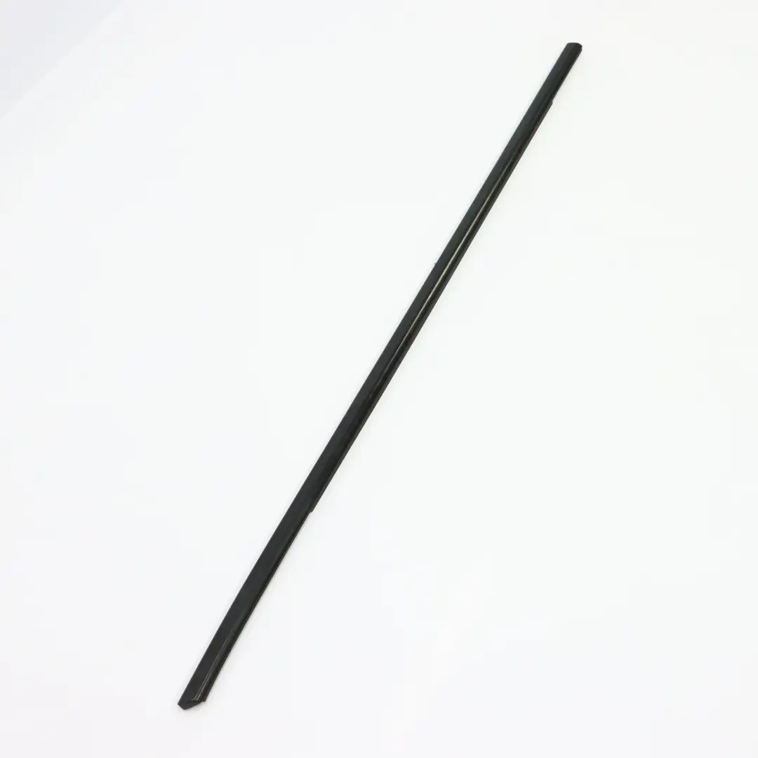 Couvre-chaîne Fenêtre Avant Porte Droite Noir pour BMW F46 à propos du numéro de pièce 7375172 BMW F46 Couvre-chaîne Fenêtre Avant Porte Droite Noir - SKU 7375172 - Numéro de pièce 7375172