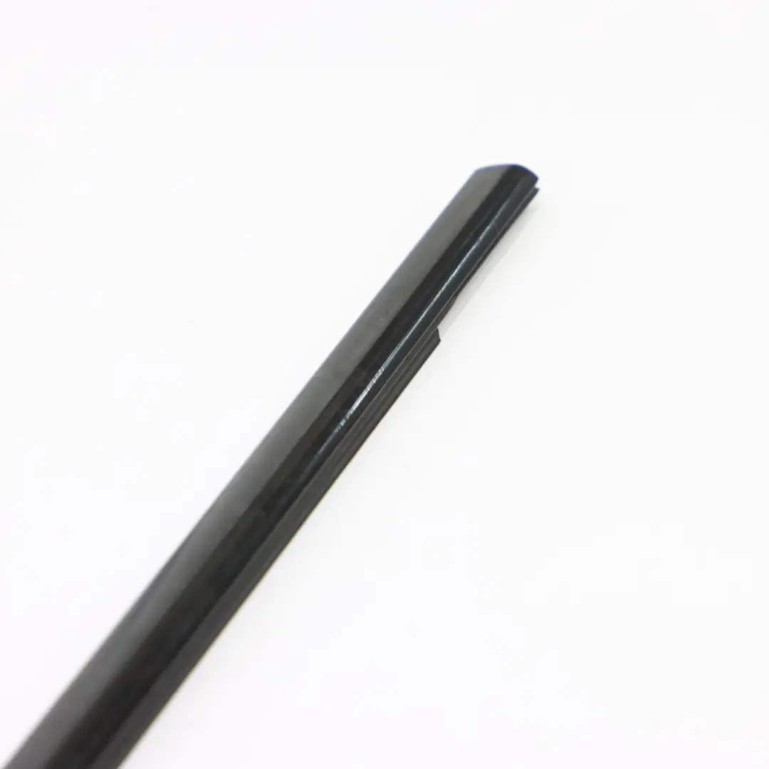 Canale Copertura Finestra Striscia Porta Anteriore Destra Nero per BMW F46 con numero di parte 7375172 BMW F46 Canale Copertura Finestra Striscia Porta Anteriore Destra Nero - SKU 7375172 - Numero di parte 7375172