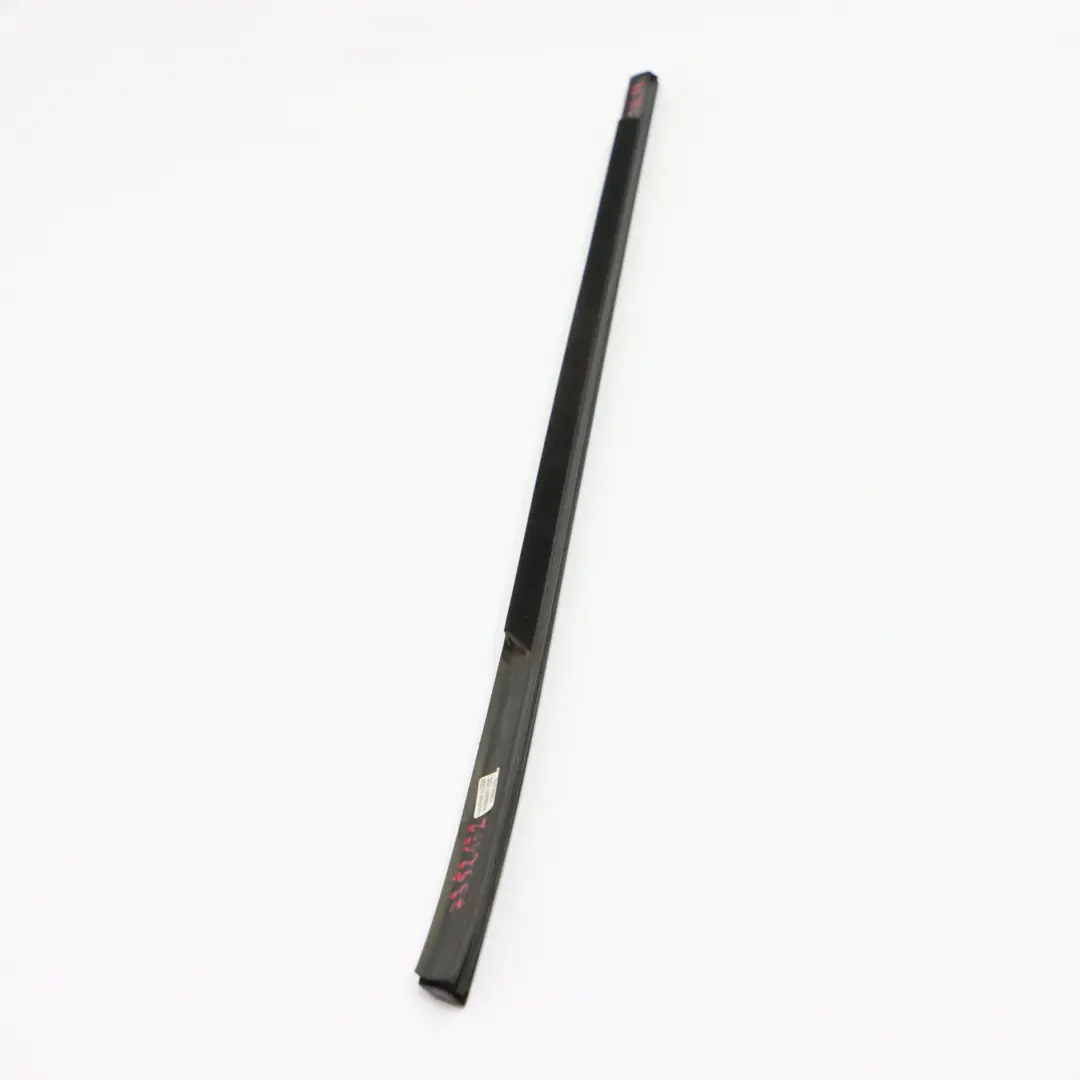 Couvre-chaîne Fenêtre Avant Porte Droite Noir pour BMW F46 à propos du numéro de pièce 7375172 BMW F46 Couvre-chaîne Fenêtre Avant Porte Droite Noir - SKU 7375172 - Numéro de pièce 7375172