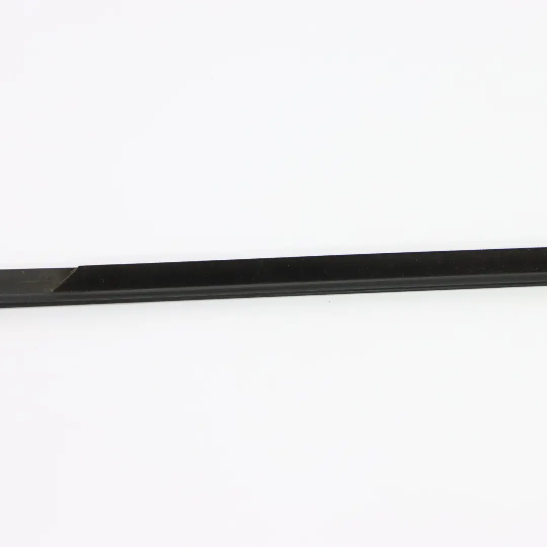 Canal Cubre Ventana Tira Puerta Delantera Derecha Negro Alto para BMW F46 con número de pieza 7375172 BMW F46 Canal Cubre Ventana Tira Puerta Delantera Derecha Negro Alto - SKU 7375172 - Número de pieza 7375172