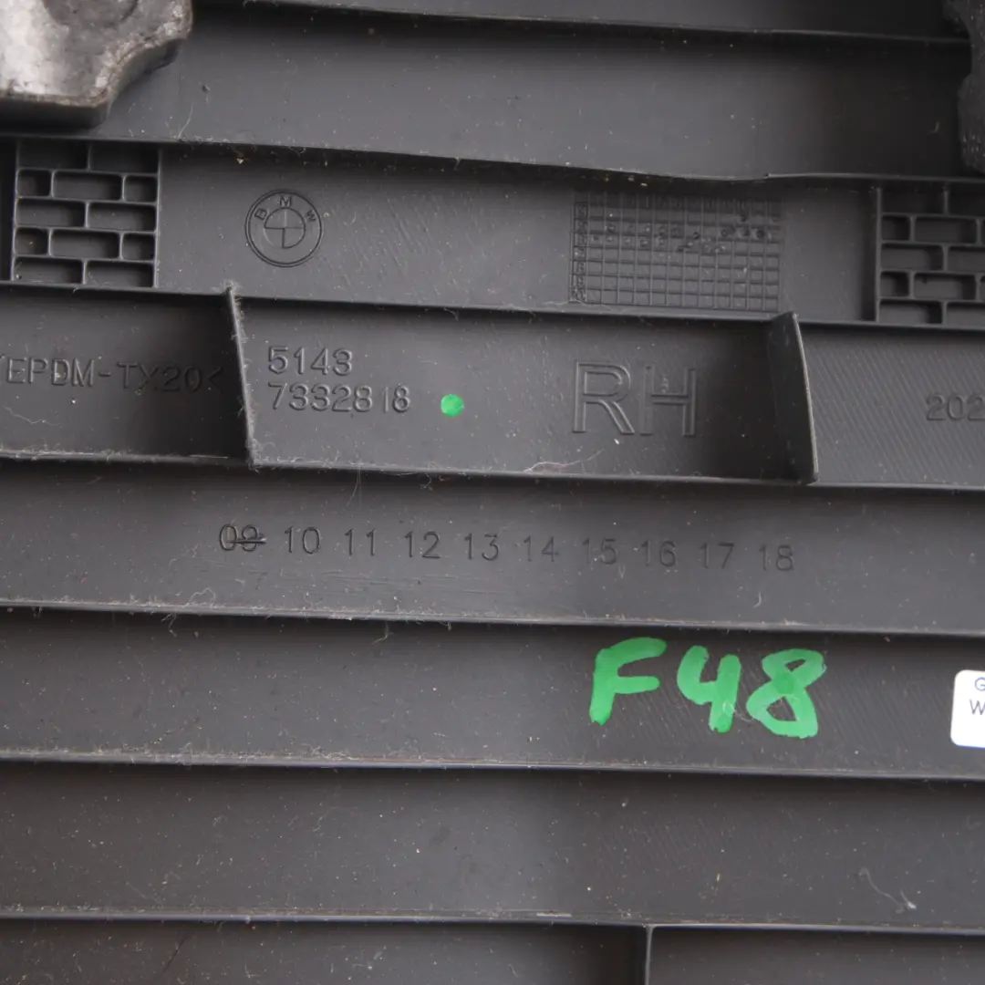 Copripilastro Colonna B Pannello inferiore destro Nero 7332818 per BMW X1 F48 con numero di parte 7376894 BMW X1 F48 Copripilastro Colonna B Pannello inferiore destro Nero 7332818 - SKU 7376894 - Numero di parte 7376894