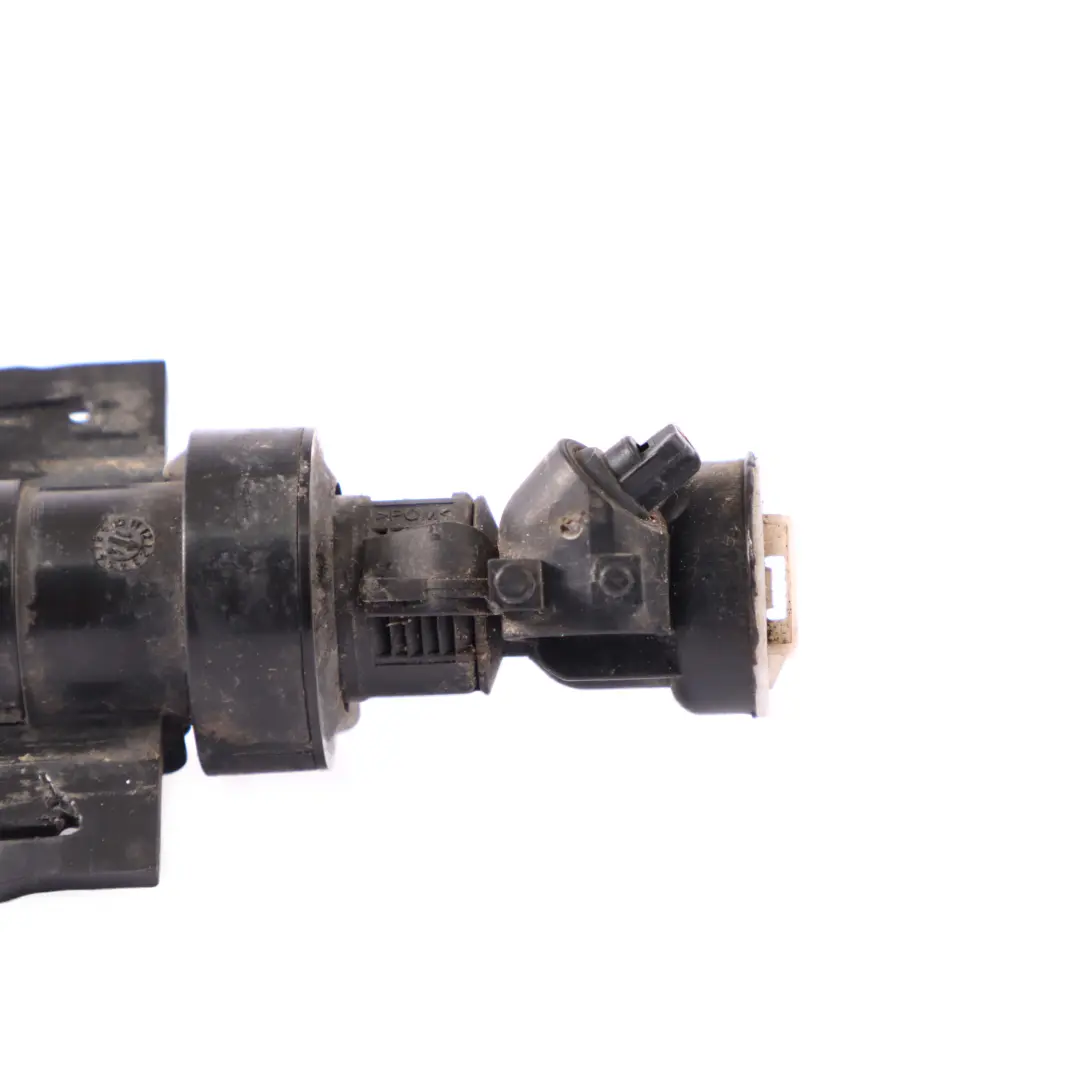 Dysza Spryskiwacza Lampy Lewa do BMW F20 F21 F32 F36 o numerze 7380421 BMW F20 F21 F32 F36 Dysza Spryskiwacza Lampy Lewa - SKU 7380421 - Numer Części 7380421