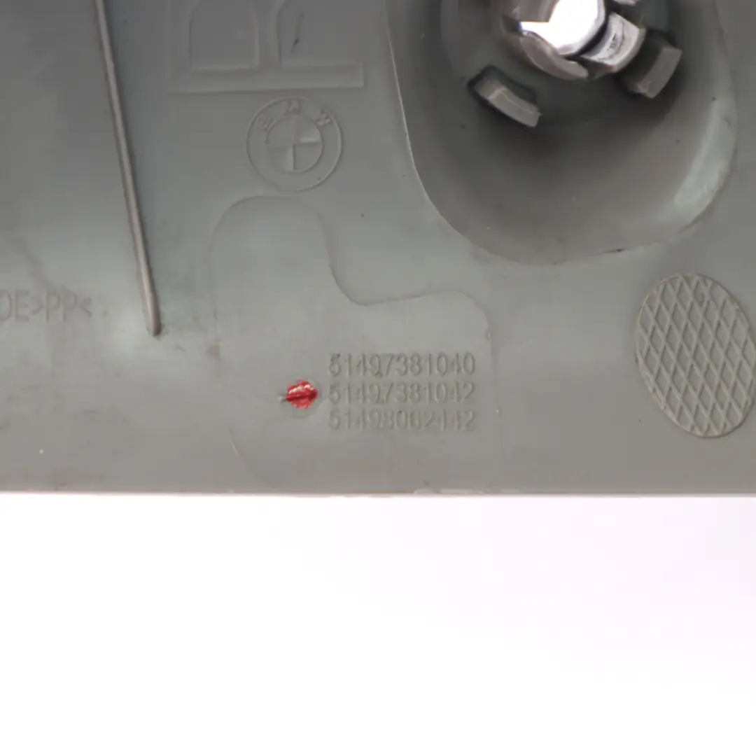 Embellecedor Tapa Maletero Portón Trasero Derecho Everest Gris para BMW F45 con número de pieza 7381042 BMW F45 Embellecedor Tapa Maletero Portón Trasero Derecho Everest Gris - SKU 7381042 - Número de pieza 7381042