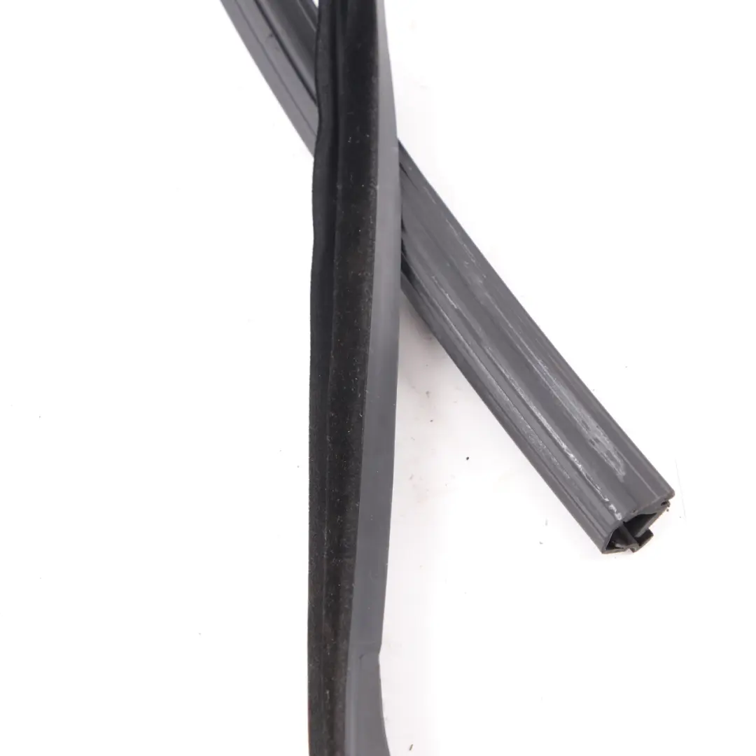 Guarnizione Tenuta Porta Posteriore Guida Finestrino Sinistra per BMW G30 con numero di parte 7381281 BMW G30 Guarnizione Tenuta Porta Posteriore Guida Finestrino Sinistra - SKU 7381281 - Numero di parte 7381281