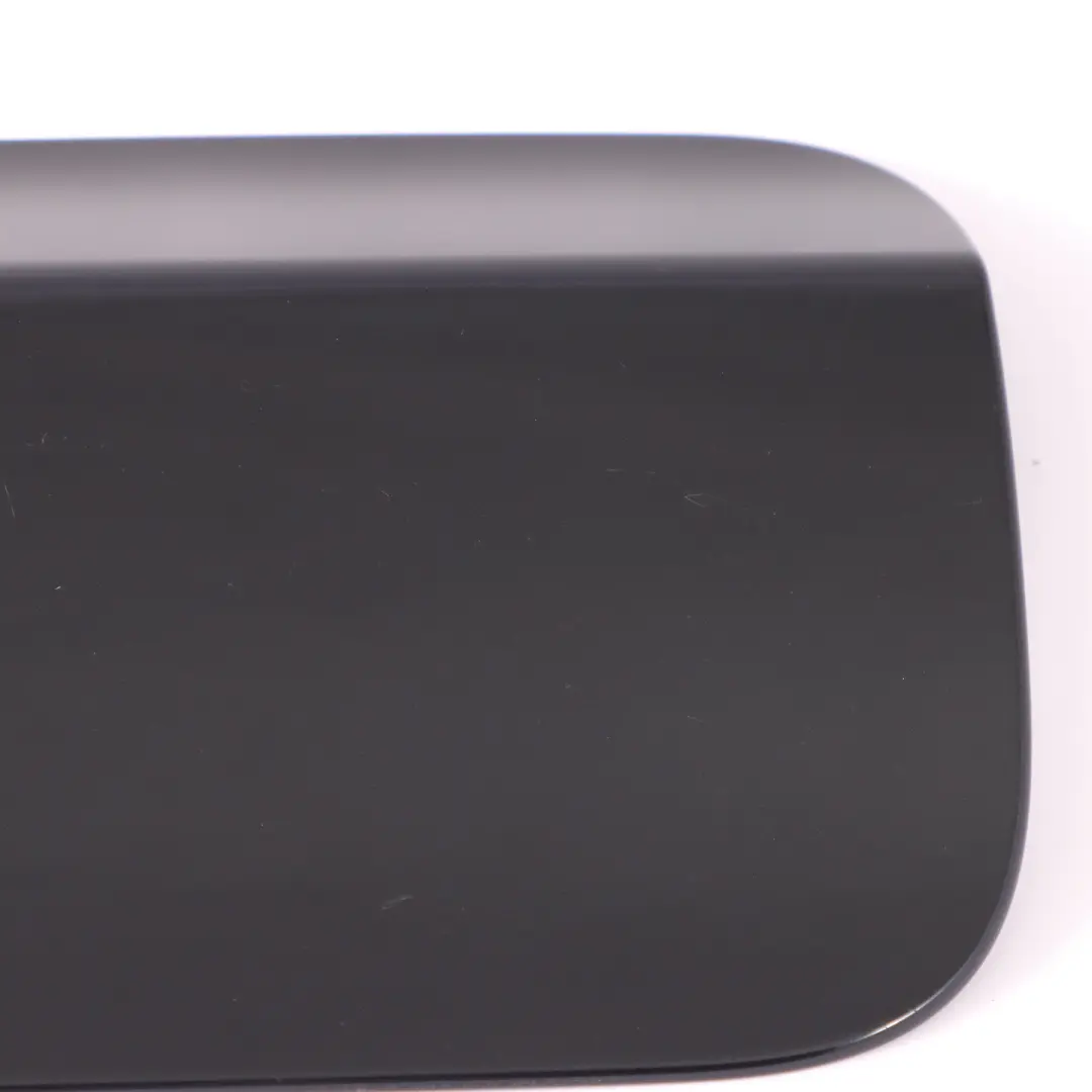 Coperchio carburante sportello rifornimento Carbon Black Metallic - 416 per BMW G30 con numero di parte 7387934 BMW G30 Coperchio carburante sportello rifornimento Carbon Black Metallic - 416 - SKU 7387934-CAR - Numero di parte 7387934