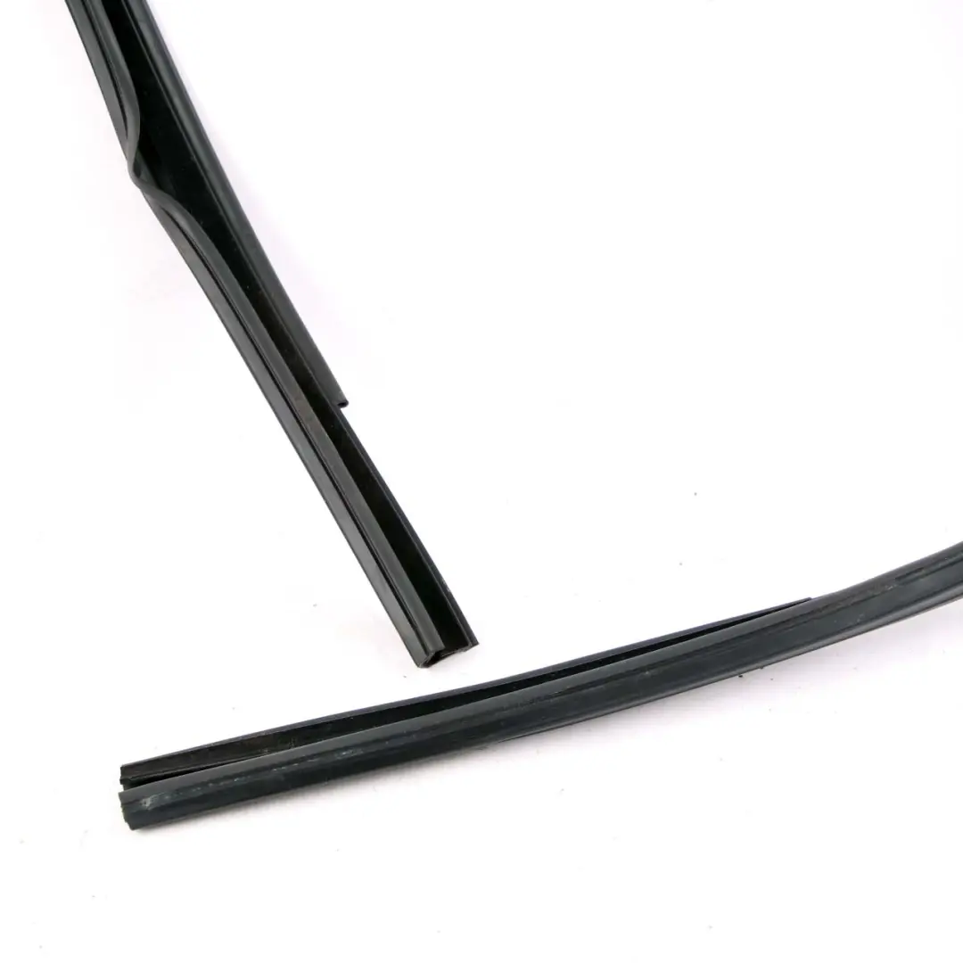 Door Window Seal Mini F60 Countryman Guide Front Right O/S Sealing to with Part number 7390094 Door Window Seal Mini F60 Countryman Guide Front Right O/S Sealing - SKU 7390094 - Part number 7390094