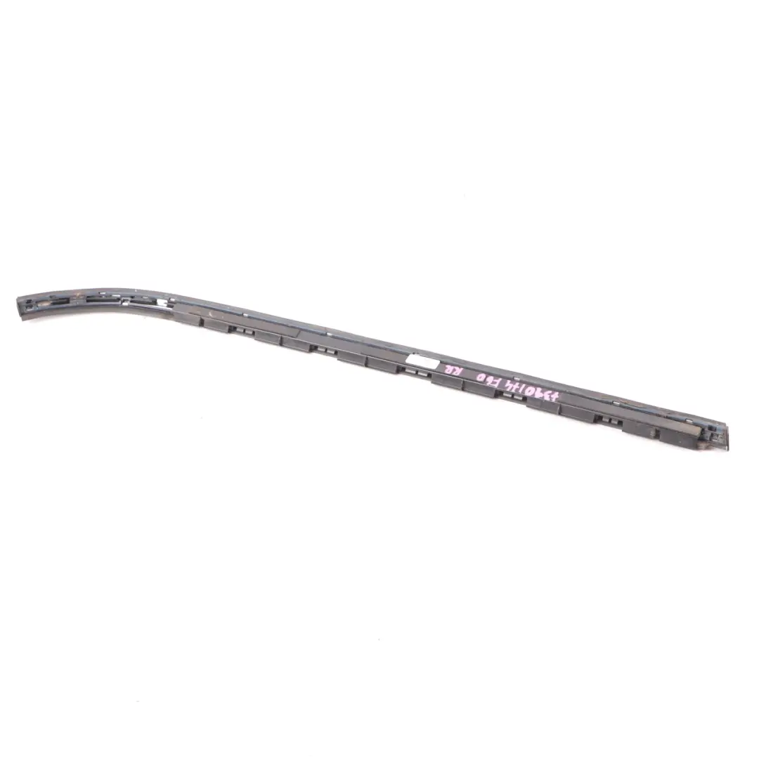 Modanatura esterna carrozzeria laterale destro per MINI F60 Countryman con numero di parte 7390174 MINI F60 Countryman Modanatura esterna carrozzeria laterale destro - SKU 7390174 - Numero di parte 7390174