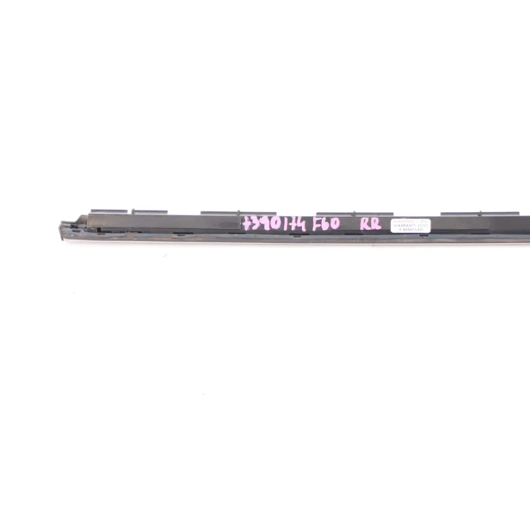 Modanatura esterna carrozzeria laterale destro per MINI F60 Countryman con numero di parte 7390174 MINI F60 Countryman Modanatura esterna carrozzeria laterale destro - SKU 7390174 - Numero di parte 7390174