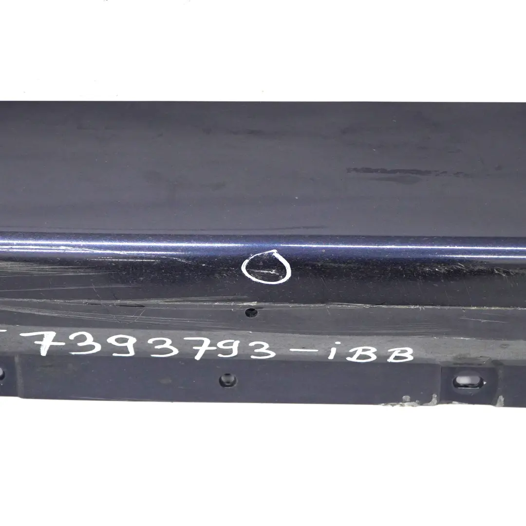 Gonna laterale porta Pannello soglia sinistra Blu Imperialblau - A89 per BMW F45 con numero di parte 7393793 BMW F45 Gonna laterale porta Pannello soglia sinistra Blu Imperialblau - A89 - SKU 7393793-IBB - Numero di parte 7393793
