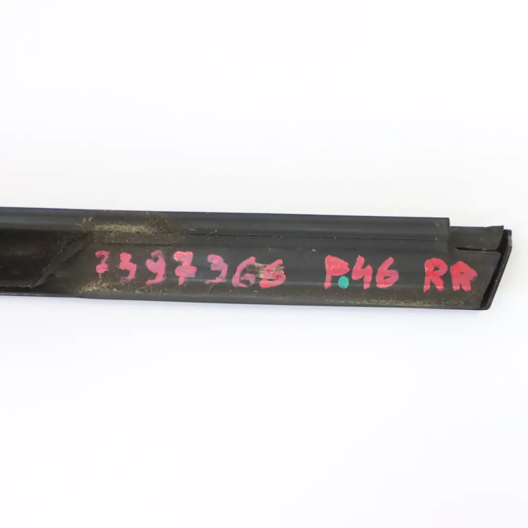 Striscia copertura canale porta posteriore destra esterna lucentezza per BMW F46 con numero di parte 7397366 BMW F46 Striscia copertura canale porta posteriore destra esterna lucentezza - SKU 7397366 - Numero di parte 7397366