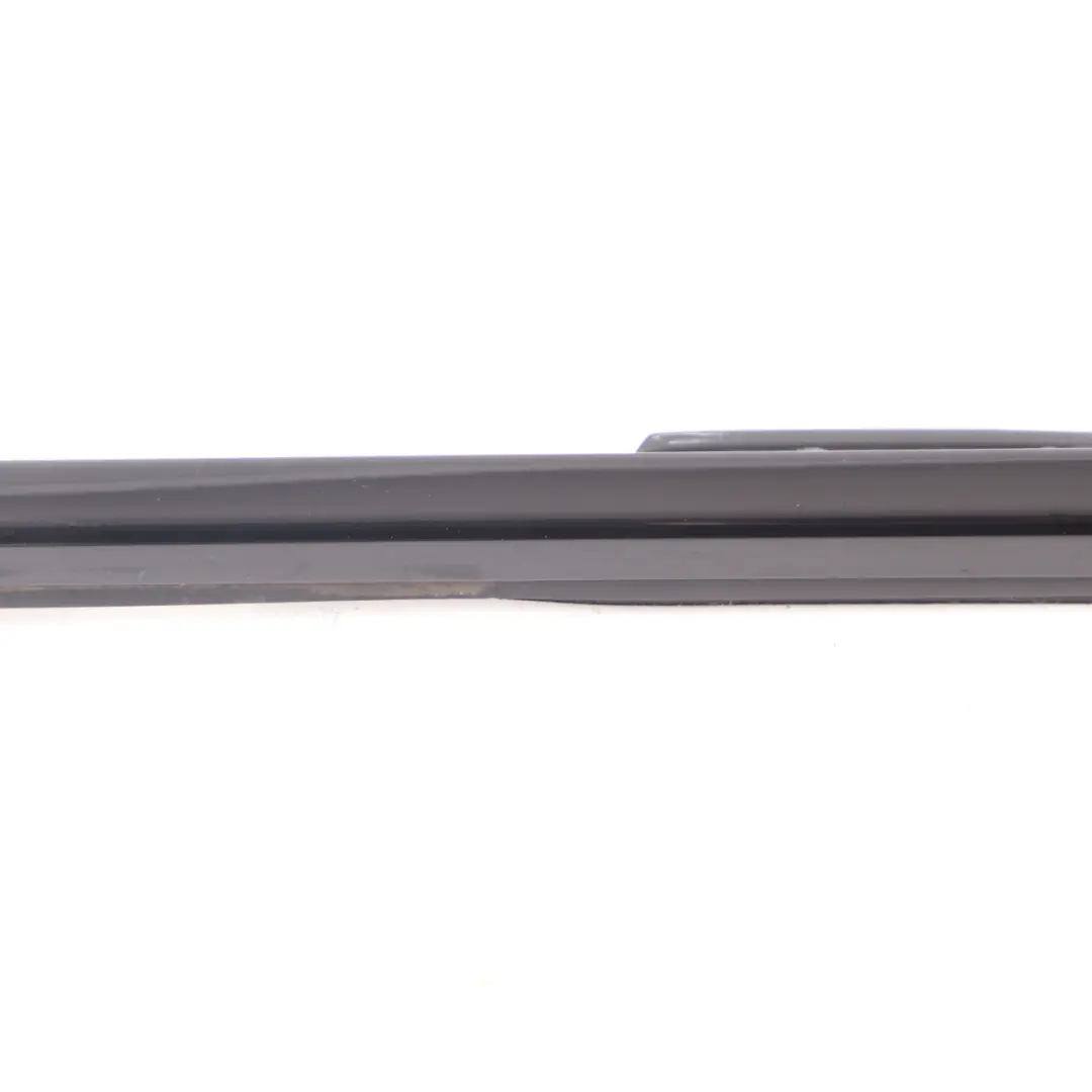 Striscia finestra BMW G30 G31 della porta anteriore destra alta lucentezza per con numero di parte 7404026 Striscia finestra BMW G30 G31 della porta anteriore destra alta lucentezza - SKU 7404026 - Numero di parte 7404026