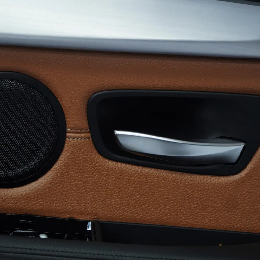 Tarjeta de puerta trasera derecha Panel de cuero Dakota Brown para BMW F45 con número de pieza 7405054 BMW F45 Tarjeta de puerta trasera derecha Panel de cuero Dakota Brown - SKU 7405054 - Número de pieza 7405054