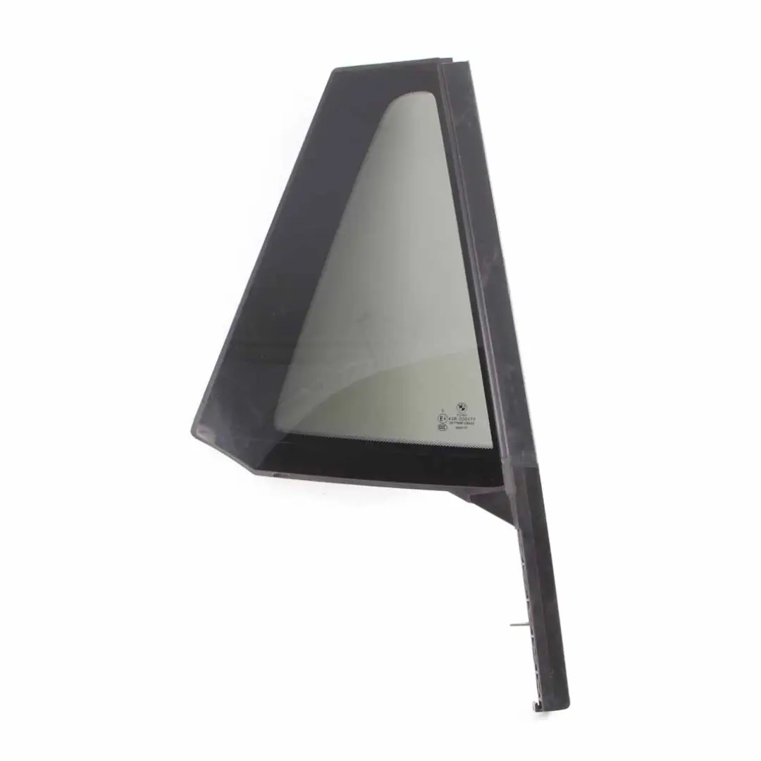 Lunotto Posteriore Destro Porta Vetro Fisso Nero Tinto AS3 per BMW X1 F48 con numero di parte 7405606 BMW X1 F48 Lunotto Posteriore Destro Porta Vetro Fisso Nero Tinto AS3 - SKU 7405606 - Numero di parte 7405606