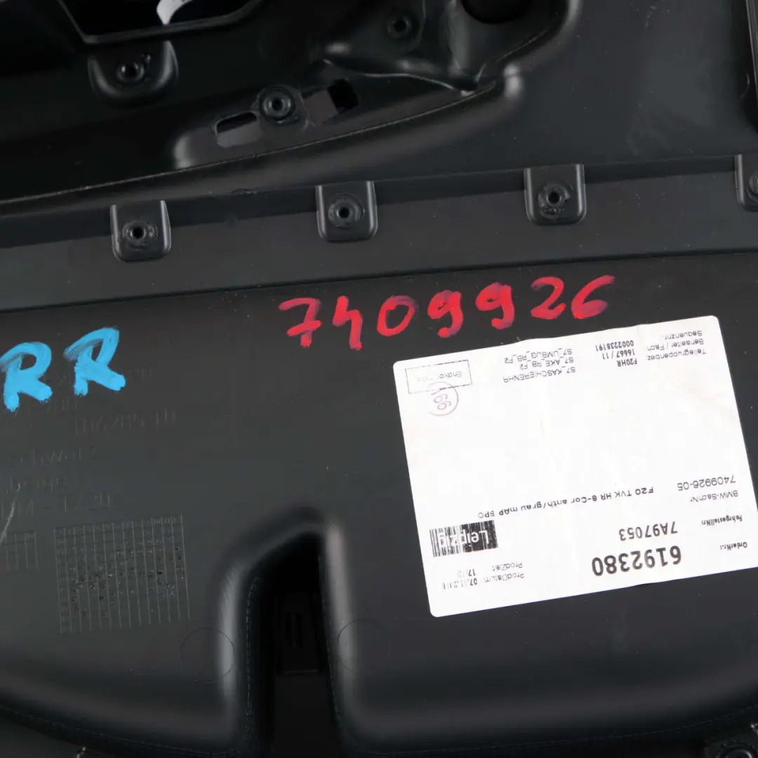 Fodera porta posteriore destra Tessuto panno Grigio Antracite per BMW F20 LCI con numero di parte 7409926 BMW F20 LCI Fodera porta posteriore destra Tessuto panno Grigio Antracite - SKU 7409926 - Numero di parte 7409926