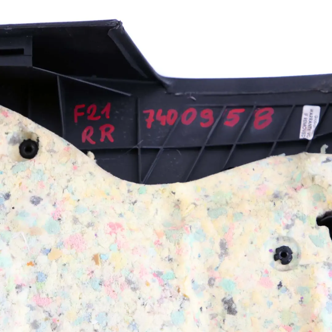 Trasero Derecho Lateral Panel Revestimiento Tela Antracita Rojo para BMW F21 con número de pieza 7409958 BMW F21 Trasero Derecho Lateral Panel Revestimiento Tela Antracita Rojo - SKU 7409958 - Número de pieza 7409958