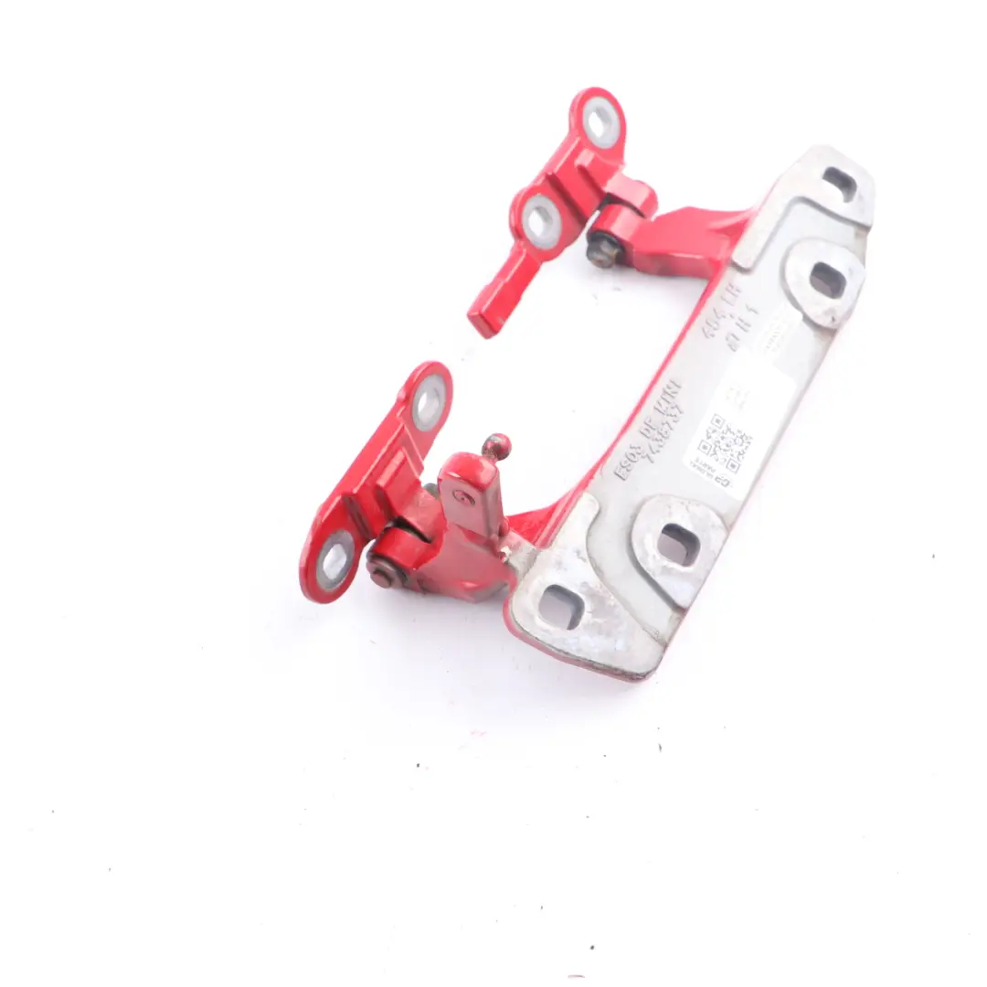 Lewy Zawias Drzwi Bagażnika Dzielonych Czerwony Chili 851 do Mini Clubman F54 o numerze 7411611 Mini Clubman F54 Lewy Zawias Drzwi Bagażnika Dzielonych Czerwony Chili 851 - SKU 7411611-CHRED - Numer Części 7411611