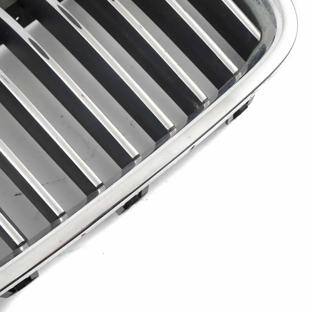 Grill Kratka Nerka Atrapa Prawa do BMW F10 F11 LCI o numerze 7412324 BMW F10 F11 LCI Grill Kratka Nerka Atrapa Prawa - SKU 7412324 - Numer Części 7412324