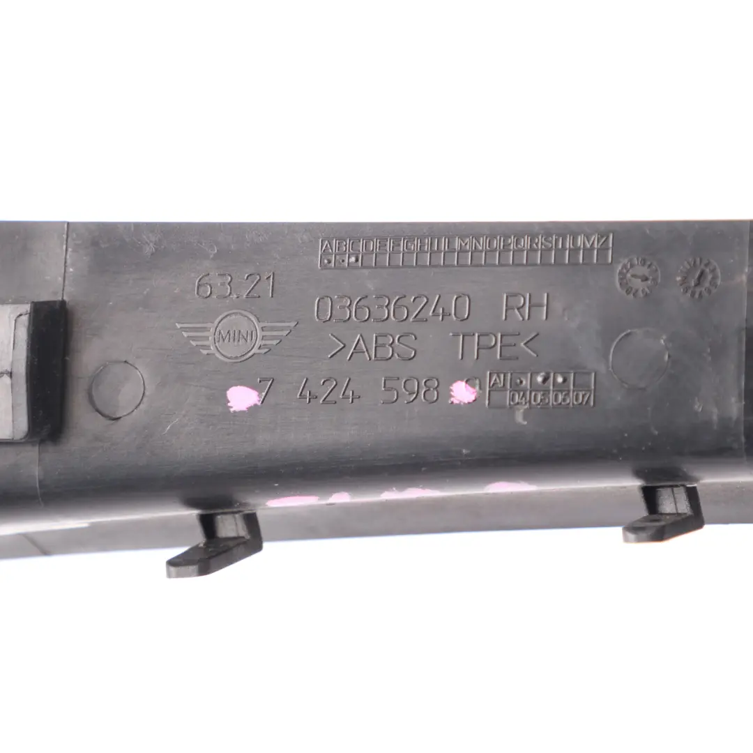 Listwa Ochronna Rynienki Lampy Tylny Tylna Prawy Prawa do Mini F60 o numerze 7424598 Mini F60 Listwa Ochronna Rynienki Lampy Tylny Tylna Prawy Prawa - SKU 7424598 - Numer Części 7424598