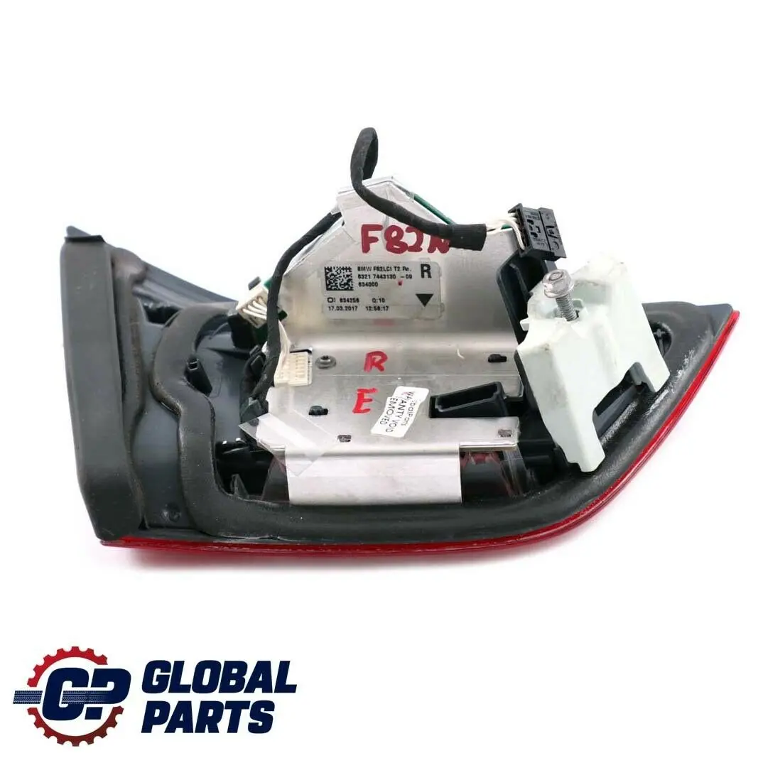 F82N M4 LCI Lampa Klapy Bagażnika Prawy Tył Tylna do BMW F82 o numerze 7443130 BMW F82 F82N M4 LCI Lampa Klapy Bagażnika Prawy Tył Tylna - SKU 7443130 - Numer Części 7443130