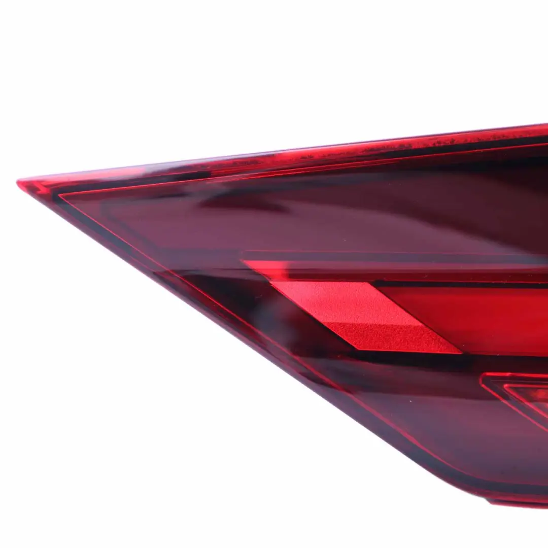 Lampa Tylna Wewnętrzna Klapy Bagażnika Prawy Tył do BMW F40 o numerze 7450652 BMW F40 Lampa Tylna Wewnętrzna Klapy Bagażnika Prawy Tył - SKU 7450652 - Numer Części 7450652