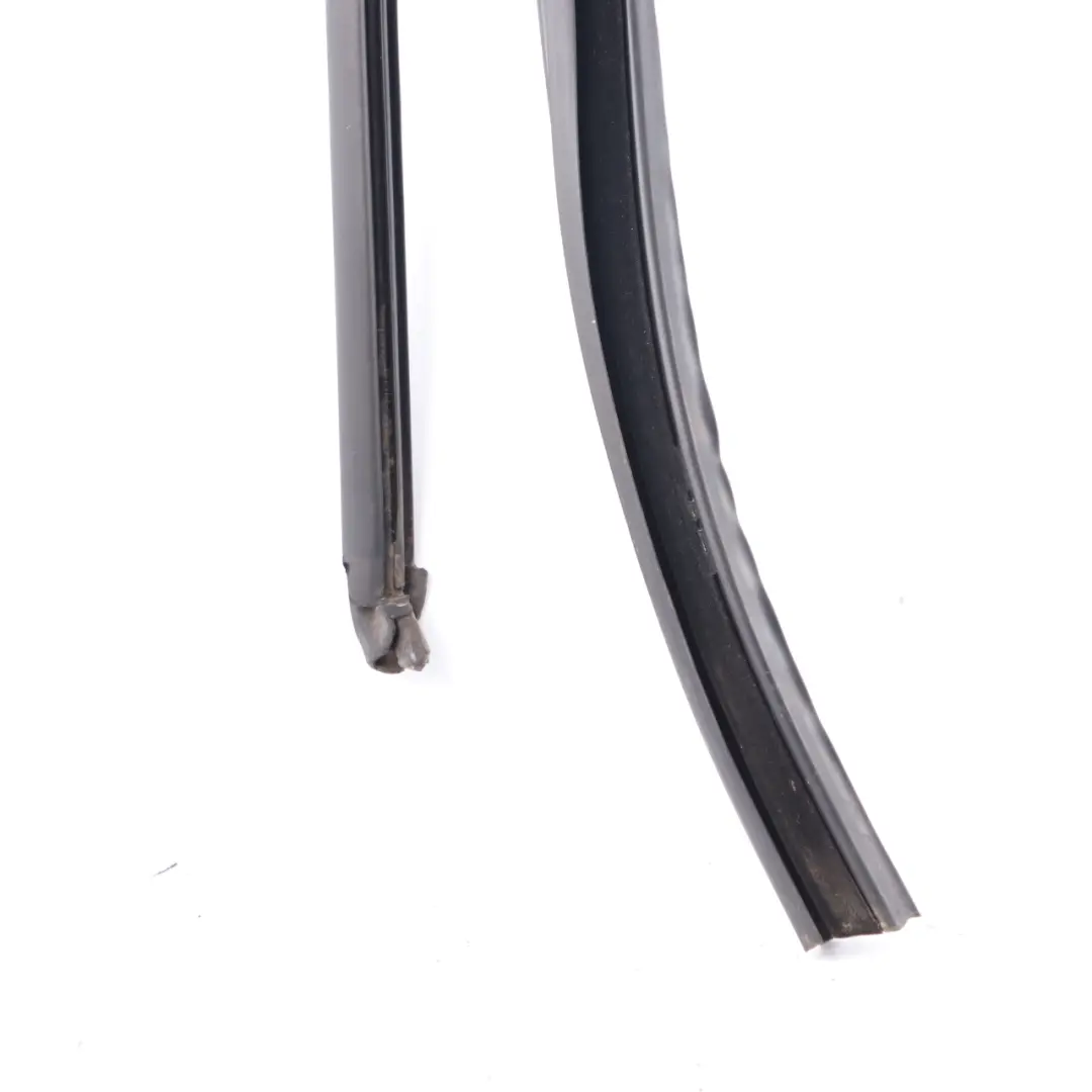 BMW F40 Prowadnica Uszczelki Szyby Tylnych Lewych Drzwi - SKU 7452345 - Numer Części 7452345
