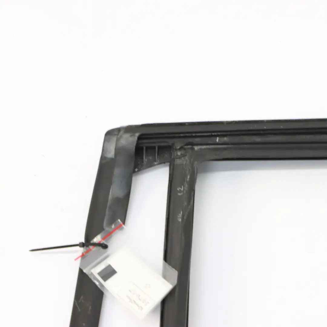 Guarnizione Guida Finestrino Gomma Posteriore Destra per BMW F40 con numero di parte 7452346 BMW F40 Guarnizione Guida Finestrino Gomma Posteriore Destra - SKU 7452346 - Numero di parte 7452346