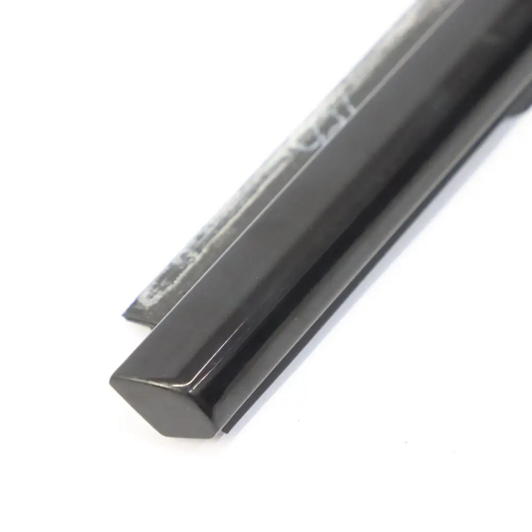 Exterior Puerta Ventana Cubre Moldura Trasera Derecha para BMW F40 con número de pieza 7452358 BMW F40 Exterior Puerta Ventana Cubre Moldura Trasera Derecha - SKU 7452358 - Número de pieza 7452358