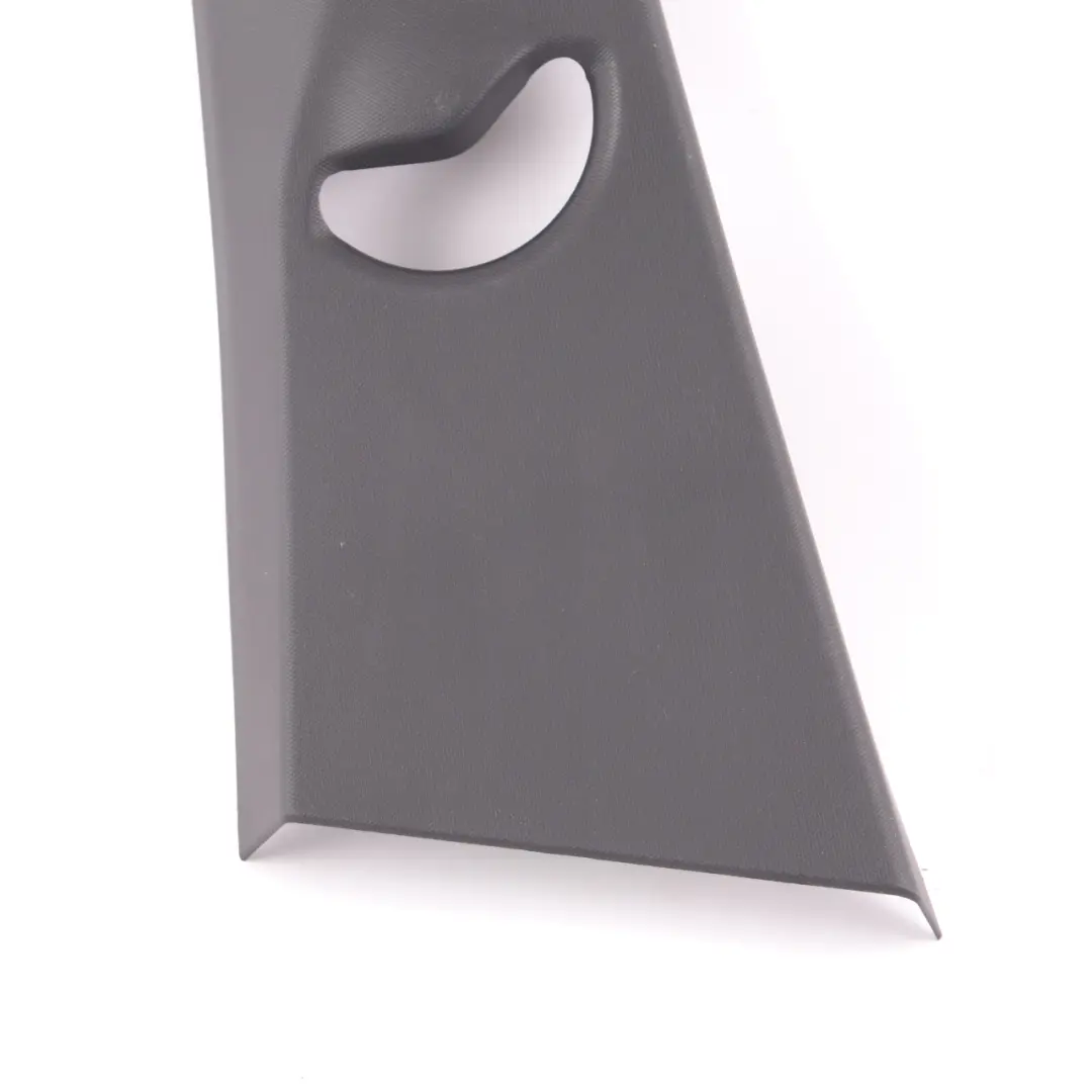 Tapa Columna B Pilar Superior Recorte Izquierdo Negro 7444551 para BMW F40 con número de pieza 7462471 BMW F40 Tapa Columna B Pilar Superior Recorte Izquierdo Negro 7444551 - SKU 7462471 - Número de pieza 7462471