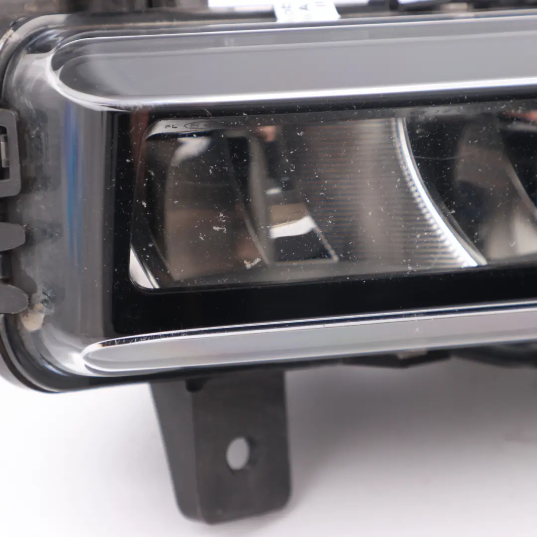 Front Right O/S Bumper Fog Light to BMW F40 F46 LCI X7 G07 with Part number 7471082 BMW F40 F46 LCI X7 G07 Front Right O/S Bumper Fog Light - SKU 7471082 - Part number 7471082